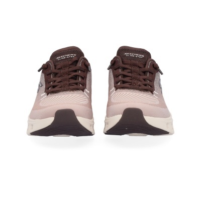 Ténis Skechers Glide-Step castanhos e bege com sola clara em fundo branco