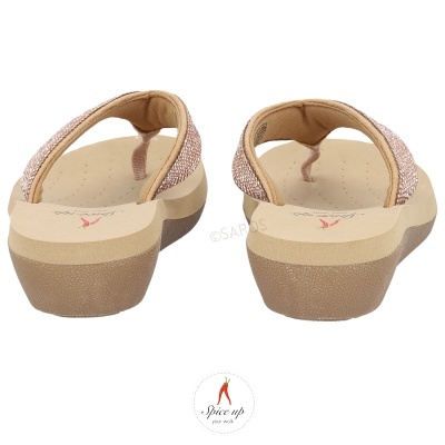 Chinelos femininos bege e rosa com sola castanha e tiras brilhantes