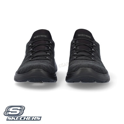 Ténis Skechers pretos com sola preta e atacadores pretos
