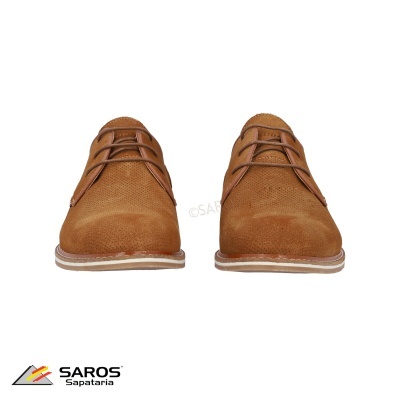 sapatos castanhos de mulheres frente em fundo branco com logo SAROS