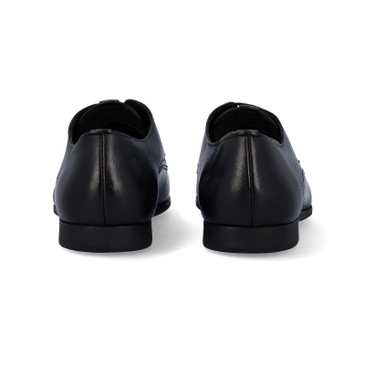 Par de sapatos masculinos pretos em pele vistos de trás