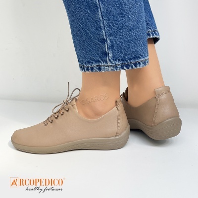 Sapatos Arcopedico bege com atacadores em fundo branco