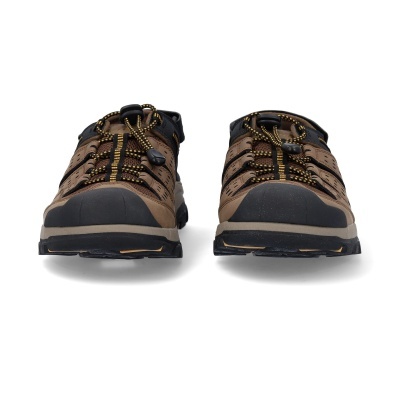 Sapatos de caminhada castanhos e pretos com atacadores elásticos e sola antiderrapante.