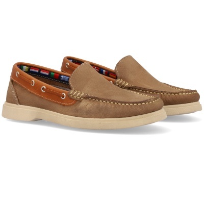 Sapatos mocassim bege com detalhes castanhos e sola branca