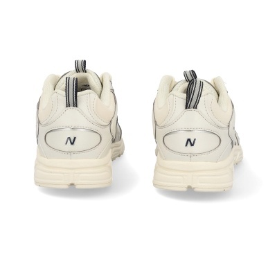 Sapatilhas desportivas brancas com detalhes cinzentos e logo N