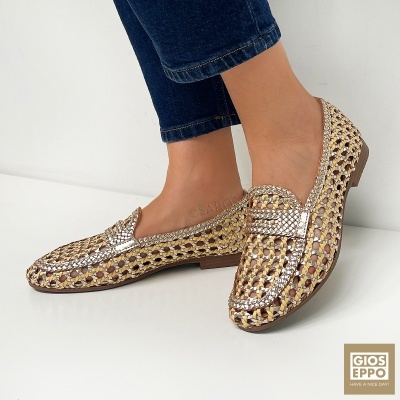 Sapatos mocassim dourados e bege com padrão trançado