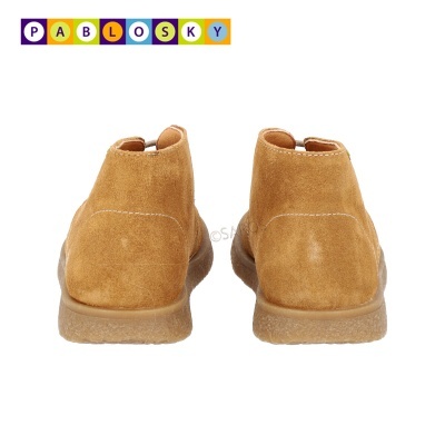 Botas castanhas de camurça vistas por trás com sola de borracha clara