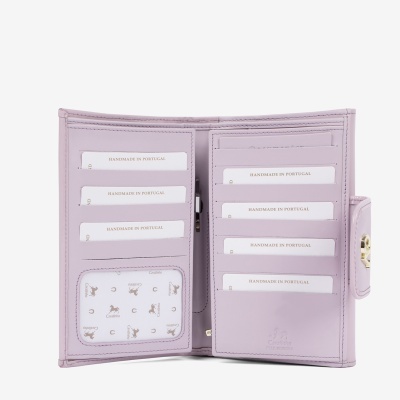 Carteira lilás em pele aberta com vários compartimentos para cartões