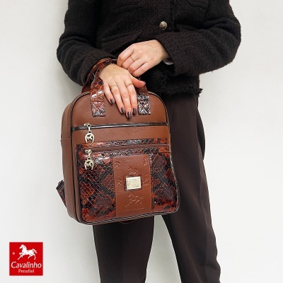 Mala de mão castanha Cavalinho Penafiel com padrão pele de cobra e detalhes dourados