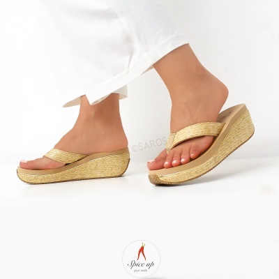 Sandálias tipo chinelo douradas com plataforma de palha e tiras largas douradas