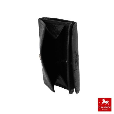 Carteira preta de couro com textura e fecho metálico