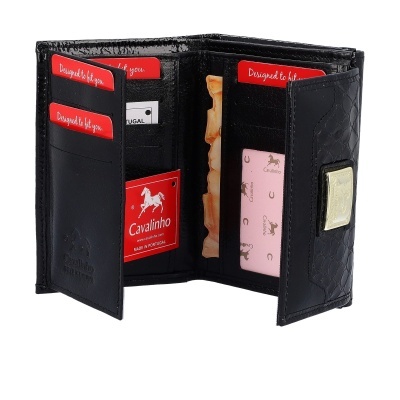 Carteira preta de pele com fecho metálico dourado e etiquetas vermelhas e brancas