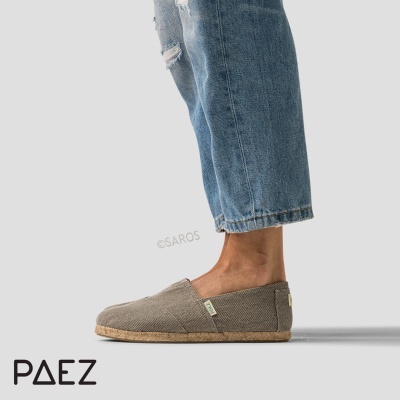 Alpargata PAEZ cinza usada com calças de ganga lado