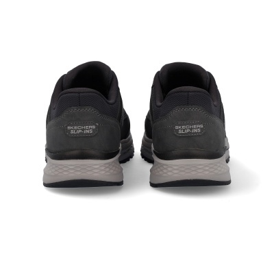 Ténis Skechers pretos vistos de trás com sola cinzenta