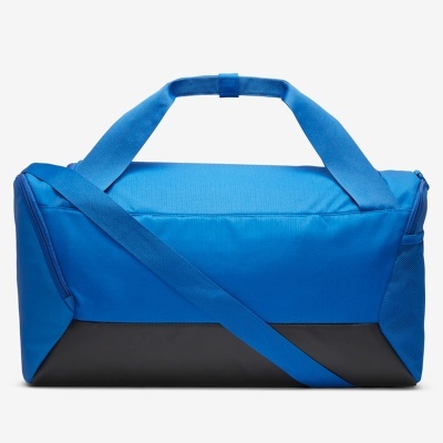 Mala desportiva azul com base preta e alças azuis.