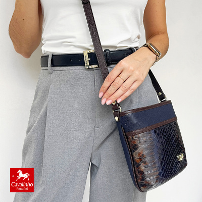 Bolsa transversal Senhora pele textura cobra castanha e azul escuro com detalhes castanhos e logo dourado Cavalinho.