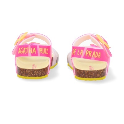 Par de sandálias infantis rosa e amarelas com texto nas correias traseiras