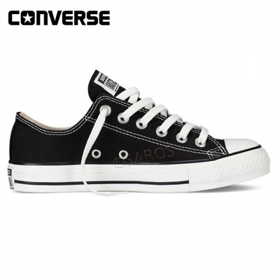 ténis Converse All Star pretos com sola branca e atacadores brancos