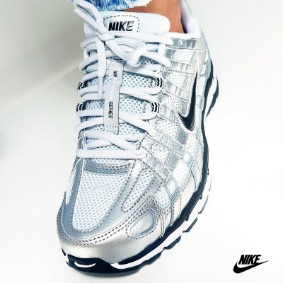 Ténis desportivos Nike Air Series branco e prateado