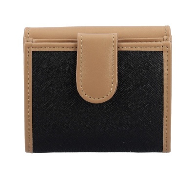 Carteira preta com bordas e aba bege em fundo branco