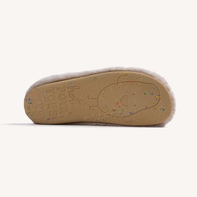 Sola de pantufa bege com texto embutido em fundo branco