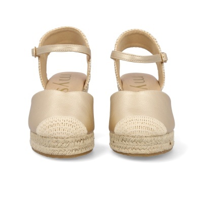 Sandálias douradas femininas com salto de corda e detalhe croché