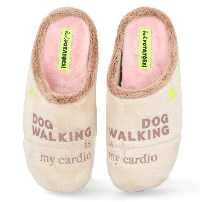 Chinelos de casa felpudos bege com texto DOG WALKING is my cardio