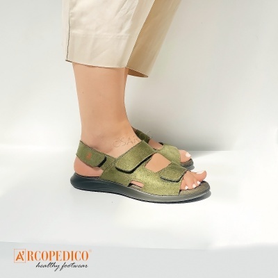 Sandálias verdes de pele com sola preta e fechos de velcro