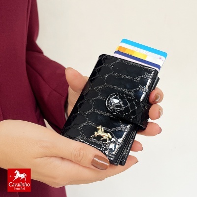 Carteira preta brilhante com textura tipo pele de crocodilo e logo de cavalo dourado na mão