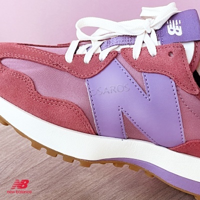 Ténis New Balance rosa com detalhes lilás e atacadores brancos