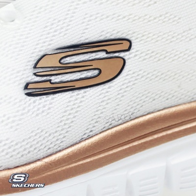 Sapatilha branca Skechers com logótipo dourado e sola branca com detalhe dourado