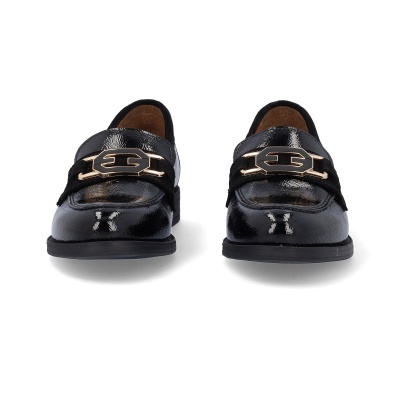 Mocassins pretos de verniz com fivela dourada