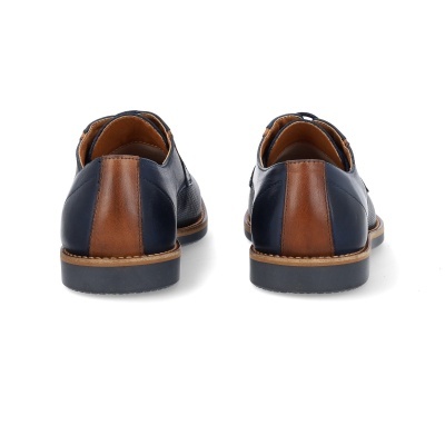 Sapatos de couro castanho e preto vistos de trás