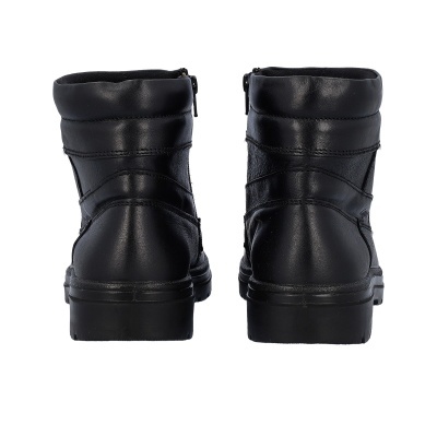 Botas pretas em couro com salto baixo e zíper na parte de trás vistas de trás