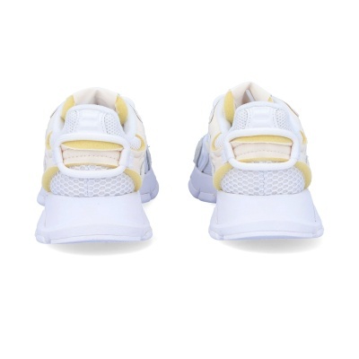 Par de sapatilhas desportivas brancas e amarelas vista por trás