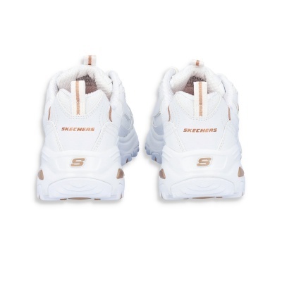 Par de ténis brancos da marca Skechers vistos de trás com detalhes em bege.