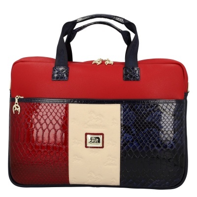 Mala de mão vermelha, bege e azul escura com textura de pele de cobra e alças pretas