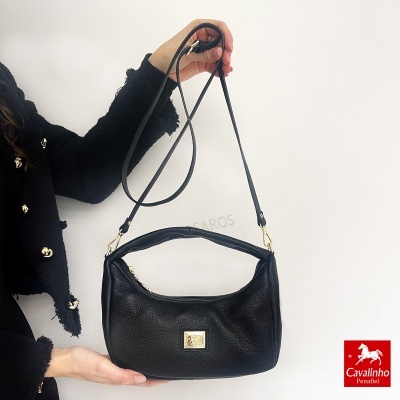 Bolsa preta em pele com alças e detalhe metálico dourado