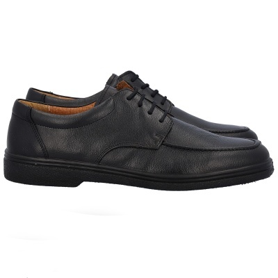Sapatos masculinos pretos de couro com atacadores