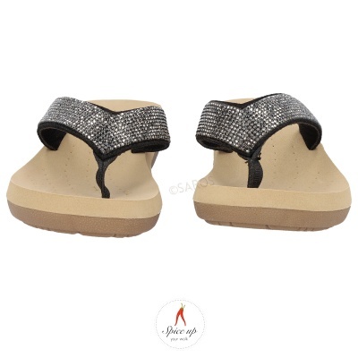 Chinelos bege com tiras pretas brilhantes prateadas