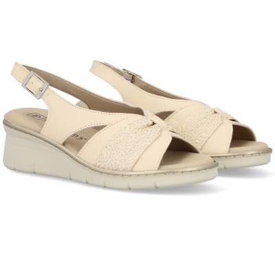 Sandálias femininas bege com salto plataforma e tiras cruzadas.