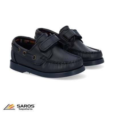 Sapatos infantis tipo mocassim azul escuro com fecho velcro e ilhós metálicos