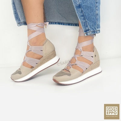 Sapatos desportivos femininos bege com tiras rosa claro e sola branca e castanha