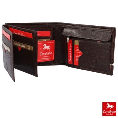 Carteira em pele castanha aberta com cartões vermelhos da marca Cavalinho