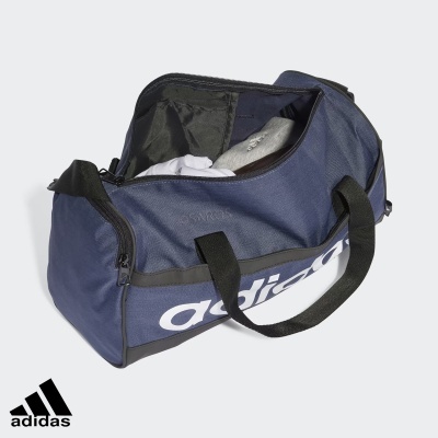 Mala desporto Adidas azul com logo branco e alças pretas aberta com roupa no interior
