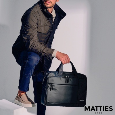 Homem com jaqueta verde-oliva segurando pasta preta MATTIES BAGS