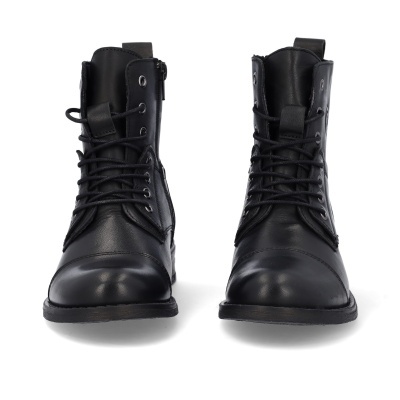 Botas pretas de couro com atacadores e fecho lateral