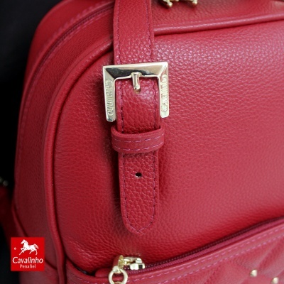 Mala vermelha em couro com fivela dourada e logotipo Cavalinho Penafiel