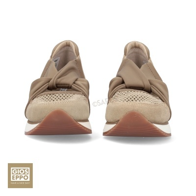 Sapatilhas bege Gios Eppo com nó e sola branca e castanha vista de frente