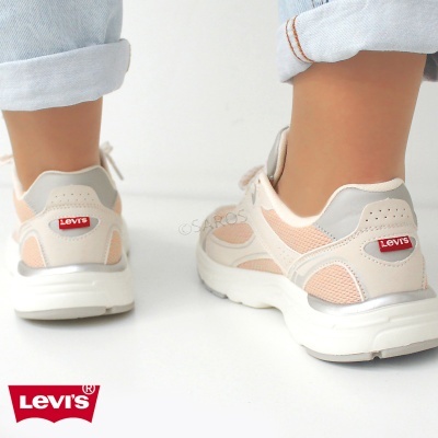 Sapatilhas Levis bege e cinza claro com etiqueta vermelha LEVIS